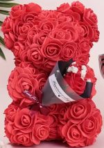 ours en rose rouge et son bouquet