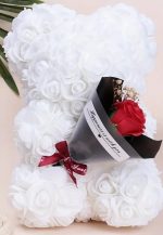 ours en rose blanche et son bouquet