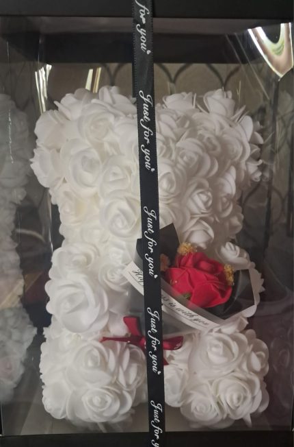 ours en rose blanche et son bouquet dans sa boite