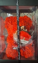 ours en rose rouge et son bouquet dans sa boite
