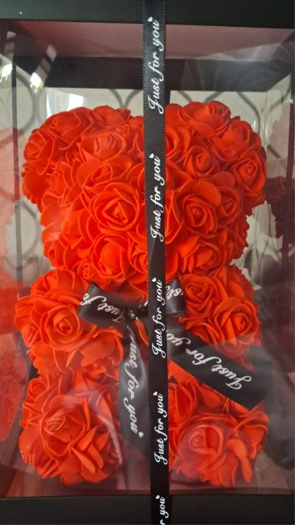 ours en rose rouge dans sa boite