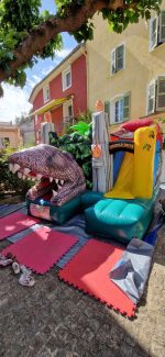 CHATEAU GONFLABLE T-REX